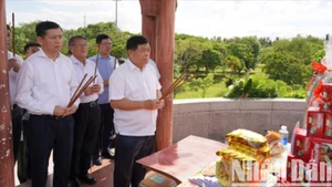 Phó Thủ tướng Nguyễn Chí Dũng và lãnh đạo tỉnh Quảng Trị dâng hương tại Di tích đặc biệt Thành Cổ Quảng Trị.