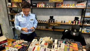 Lực lượng Quản lý thị trường thành phố Hà Nội xử lý vi phạm liên quan đến hoạt động kinh doanh thuốc lá điện tử tại một cửa hàng trên địa bàn. (Ảnh: ND)