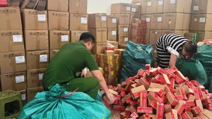 Cơ quan chức năng kiểm tra kho hàng của Công ty TNHH Hải Bé. (Ảnh: Công an Ninh Bình cung cấp)