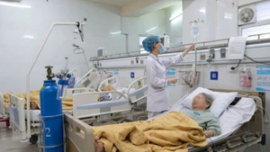 Các bác sĩ Bệnh viện Nội tiết Trung ương điều trị cho bệnh nhân. (Ảnh minh họa)