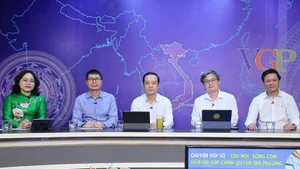 Các khách mời tham dự tọa đàm "Chuyển đổi số - Cầu nối "sống còn" giữa hai cấp chính quyền địa phương". (Ảnh: NHẬT BẮC)