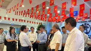 Đoàn công tác của Bộ Khoa học và Công nghệ làm việc tại Trung tâm Phục vụ hành chính công thành phố Hà Nội. (Ảnh: MAI HÀ)