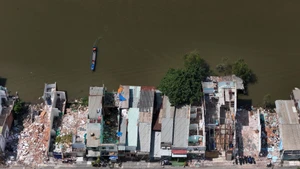 Các hộ dân ven bờ phía bắc kênh Đôi tại Thành phố Hồ Chí Minh đang khẩn trương tháo dỡ nhà cửa, bàn giao mặt bằng cho dự án chỉnh trang đô thị.