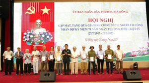 Học viện Quân y tặng quà cho các gia đình chính sách, người có công trên địa bàn phường Hà Đông, thành phố Hà Nội.