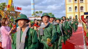 Các tân binh ở Cà Mau hăm hở lên đường làm nghĩa vụ bảo vệ Tổ quốc. (Ảnh: HỮU TÙNG, BÁO NHÂN DÂN)