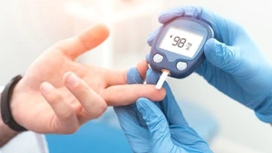 Viêm màng não có thể khởi phát nhanh và nguy hiểm hơn ở những người có bệnh nền mạn tính, đặc biệt là đái tháo đường và tăng huyết áp.