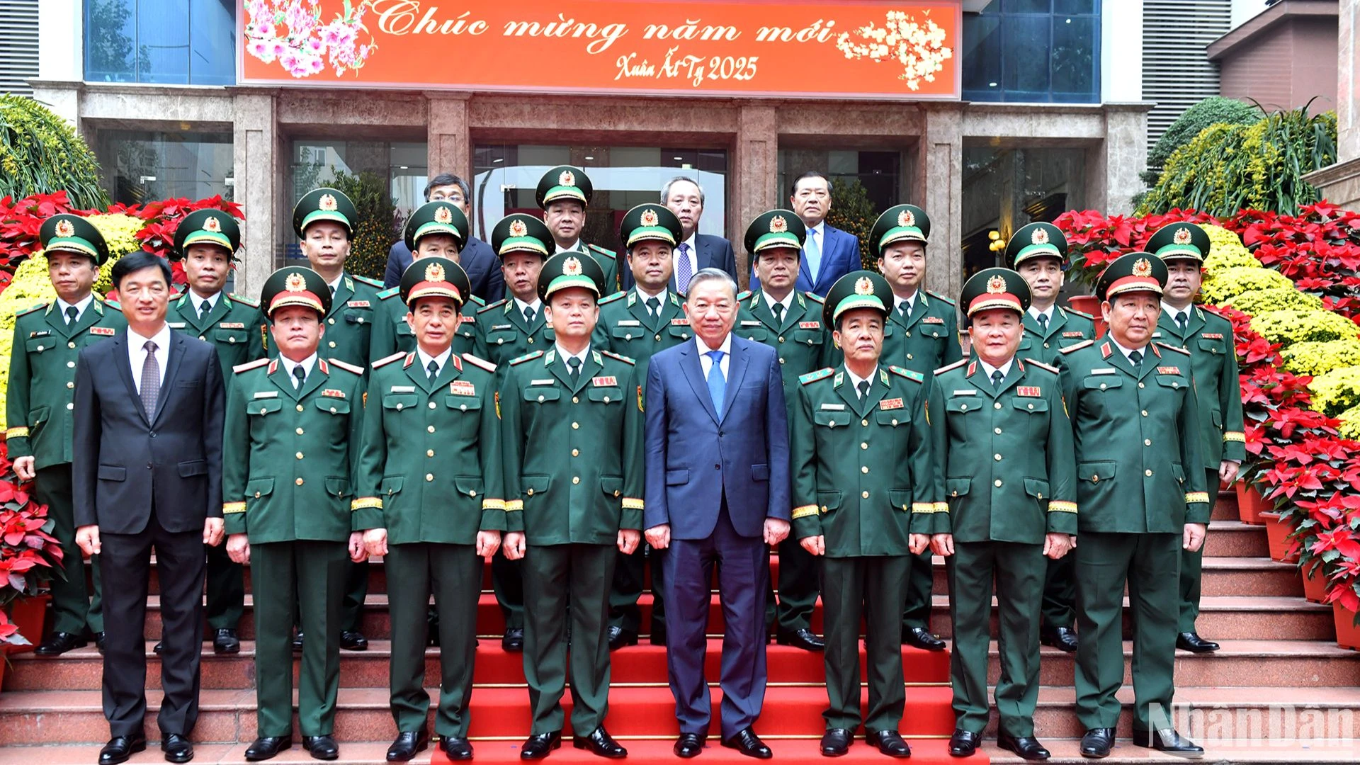 Tổng Bí thư Tô Lâm với Thủ trưởng Bộ Quốc phòng và cán bộ, chỉ huy Bộ Tư lệnh Bộ đội Biên phòng.