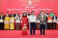 Trao tặng danh hiệu Tình nguyện viên Chữ thập đỏ tiêu biểu toàn quốc.