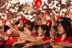 Đêm nhạc trở thành bản hòa ca của niềm tự hào dân tộc. (Ảnh: PHƯƠNG ANH)