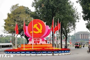 Biểu tượng búa liềm, cờ Đảng, cờ Tổ quốc được bố trí trang trọng tại nút giao Điện Biên Phủ-Độc Lập-Chu Văn An, chào mừng Đại hội đại biểu toàn quốc lần thứ XIV của Đảng. (Ảnh: Vũ Quang/TTXVN)