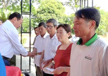 Bộ trưởng Văn hóa, Thể thao và Du lịch Nguyễn Văn Hùng tặng quà cho thân nhân các Bà mẹ Việt Nam anh hùng xã Hải Lăng.