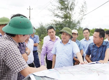 Phó Chủ tịch Ủy ban nhân dân tỉnh Quảng Trị Lê Đức Tiến kiểm tra thực địa trên tuyến dự án.