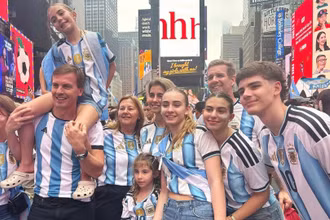 [Ảnh] Chung kết World Cup 2026: Cổ động viên Argentina biến New York thành sàn diễn Tango
