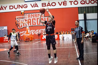 Ngoại binh người Mông Cổ Ganbat Chinbold ném xa ghi 3 điểm cho Danang Dragons. (Ảnh: VBA)