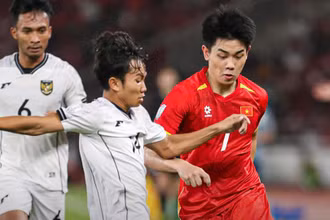 Đình Bắc đi bóng trước cầu thủ U23 Indonesia. (Ảnh: VFF)