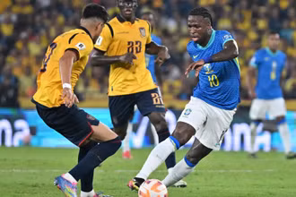 Ecuador (áo vàng) thi đấu bản lĩnh trước đội bóng mạnh Brazil. (Ảnh: FIFA)