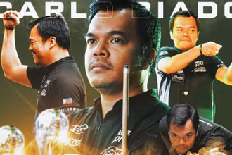 Carlo Biado nâng cao chiếc cúp vô địch World Pool Championship 2025. (Ảnh: WNT)