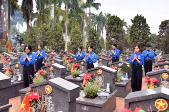 Sinh viên Học viện Tài chính thắp sáng truyền thống “uống nước nhớ nguồn”. 