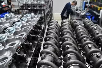 Công nhân làm việc trong phân xưởng sản xuất phụ tùng ô-tô Turbo ở huyện Hà Giản, tỉnh Hà Bắc, Trung Quốc. (Ảnh: THX/TTXVN)