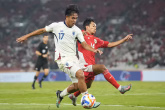 Chủ nhà U23 Indonesia (áo đỏ) tiến vào chung kết sau khi đánh bại U23 Thái Lan. (Ảnh: FAT)
