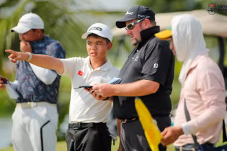 Các thành viên đội tuyển golf Việt Nam nhận được sự hướng dẫn của huấn luyện viên nước ngoài. 