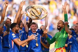 Cole Palmer nâng cao chiếc cúp vô địch cùng The Blues. (Ảnh: Chelsea FC)
