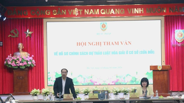 Lãnh đạo Cục Phổ biến, giáo dục pháp luật và Trợ giúp pháp lý trao đổi ý kiến với các chuyên gia tại Hội nghị.