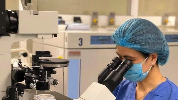 Bác sĩ Viện Mô phôi lâm sàng Quân đội thực hiện kỹ thuật để làm IVF cho bệnh nhân vô sinh, hiếm muộn.