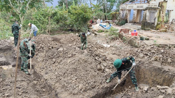 Cán bộ, chiến sĩ các đơn vị thuộc Bộ Chỉ huy Quân sự tỉnh Đắk Lắk tham gia "Chiến dịch Quang Trung" thần tốc xây dựng nhà cho nhân dân vùng lũ. (Ảnh Công Lý)