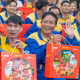 Hàng trăm phần quà ý nghĩa đón năm mới đã được trao tặng tới tận tay các công nhân.
