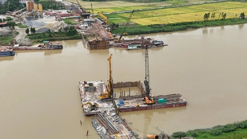 Thi công cầu đường sắt Cẩm Lý nối Bắc Ninh với Hải Phòng.