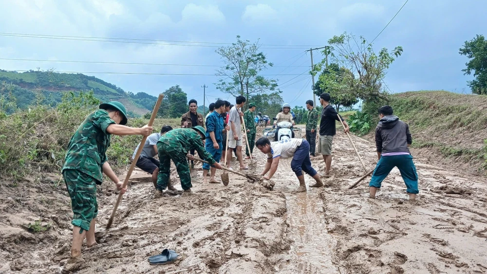 Đồn Biên phòng Ba Nang phối hợp với người dân dọn dẹp bùn đất tại các điểm sạt lở.