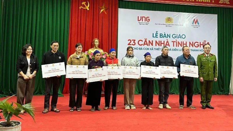 Các hộ dân xã Thiết Ống được trao nhà tình nghĩa. (Ảnh: VNG)