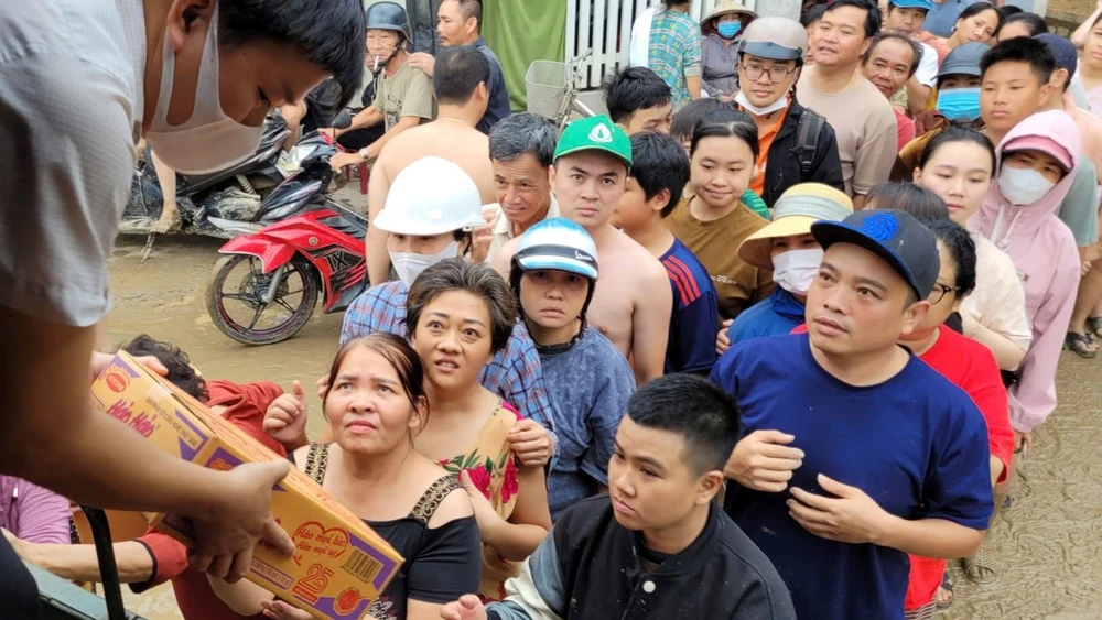 Sản phẩm đến với bà con vùng lũ Khánh Hòa. (Ảnh: Acecook Việt Nam)