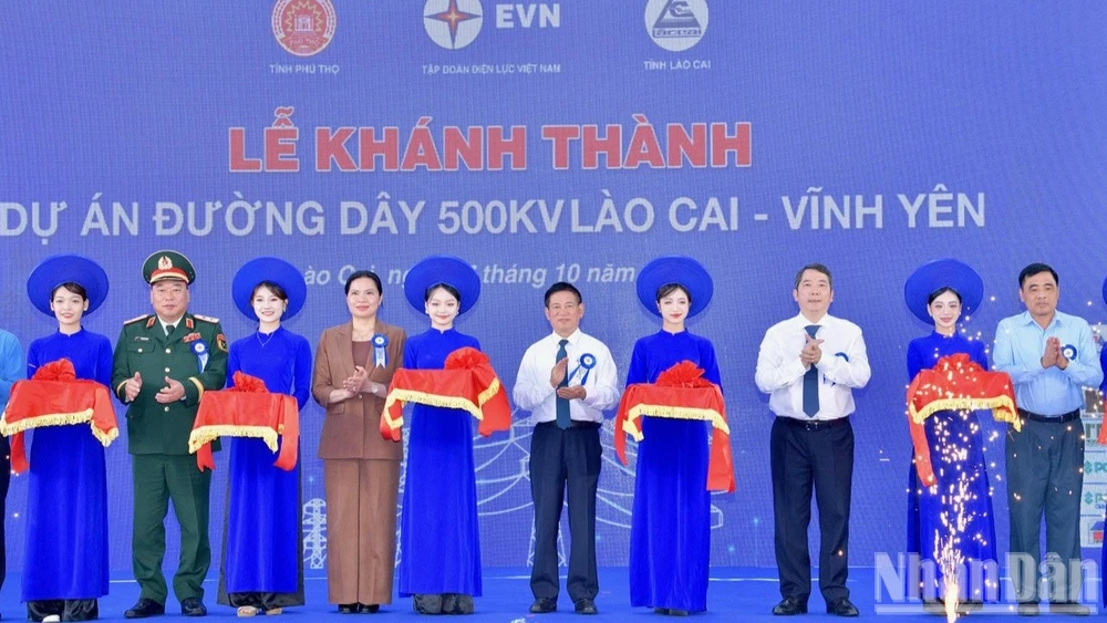Phó Thủ tướng Chính phủ Hồ Đức Phớc cùng các đồng chí lãnh đạo thực hiện nghi thức cắt băng khánh thành Dự án đường dây 500kV Lào Cai-Vĩnh Yên. (Ảnh: Thanh Giang)
