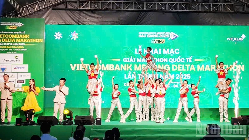 Một tiết mục văn nghệ chào mừng tại Lễ khai mạc.