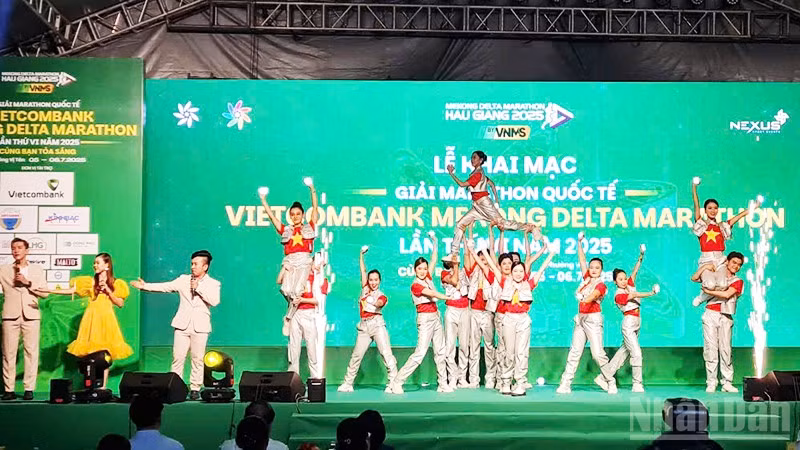 Một tiết mục văn nghệ chào mừng tại Lễ khai mạc.