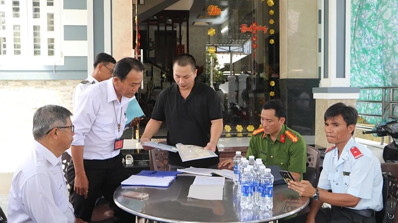 Đoàn kiểm tra làm việc với cơ sở giết mổ gia súc V.N (xã Long Thạnh, huyện Phụng Hiệp).