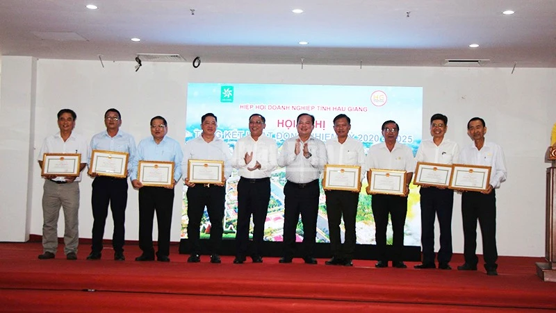 Tặng Bằng khen của Chủ tịch Ủy ban nhân dân tỉnh cho các cá nhân.