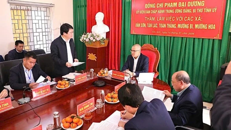 Bí thư Tỉnh ủy Phú Thọ Phạm Đại Dương (giữa) tại buổi làm việc.