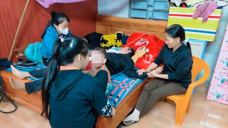 Bà con hàng xóm động viên người thân gia đình nạn nhân.