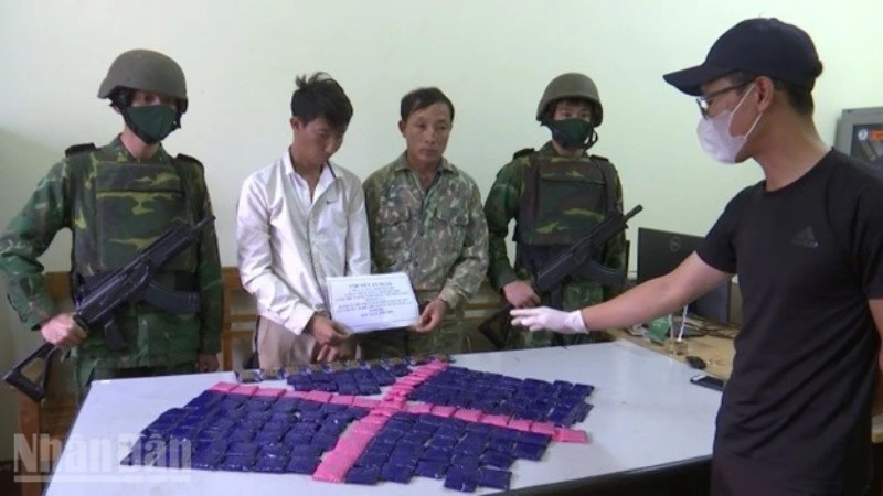 Hai đối tượng Mùa A Vàng và Mùa A Chống Khua bị bắt giữ cùng tang vật.