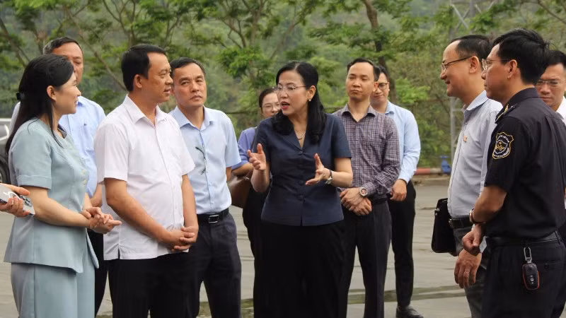 Đồng chí Nguyễn Thanh Hải, Ủy viên Trung ương Đảng, Chủ nhiệm Ủy ban Khoa học, Công nghệ và Môi trường của Quốc hội làm việc với các lực lượng chức năng khu vực cửa khẩu quốc tế Hữu Nghị.