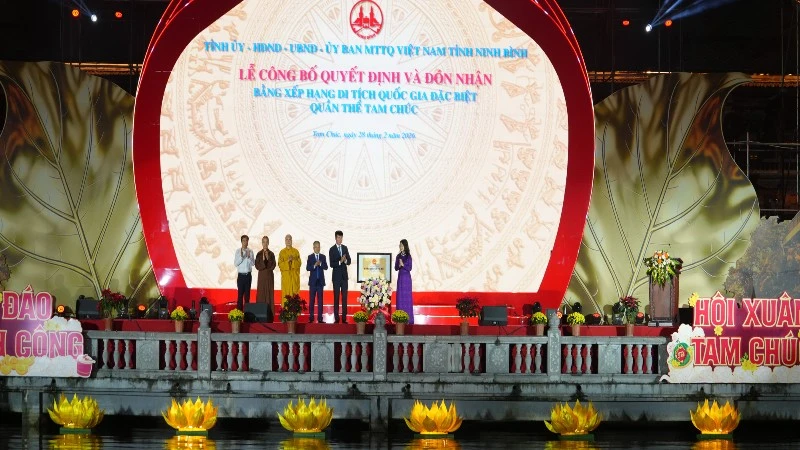 Đồng chí Lâm Thị Phương Thanh, Ủy viên Trung ương Đảng, Thứ trưởng Thường trực Bộ Văn hóa, Thể thao và Du lịch trao Bằng xếp hạng Di tích Quốc gia đặc biệt Quần thể danh thắng Tam Chúc.