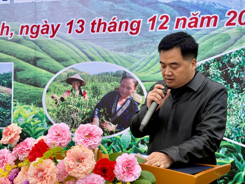 Đồng chí Vũ Đức Biểu, Chủ tịch UBND xã Sính Phình kêu gọi người dân trên địa bàn tích cực chăm sóc, bảo vệ tốt diện tích chè hiện có.