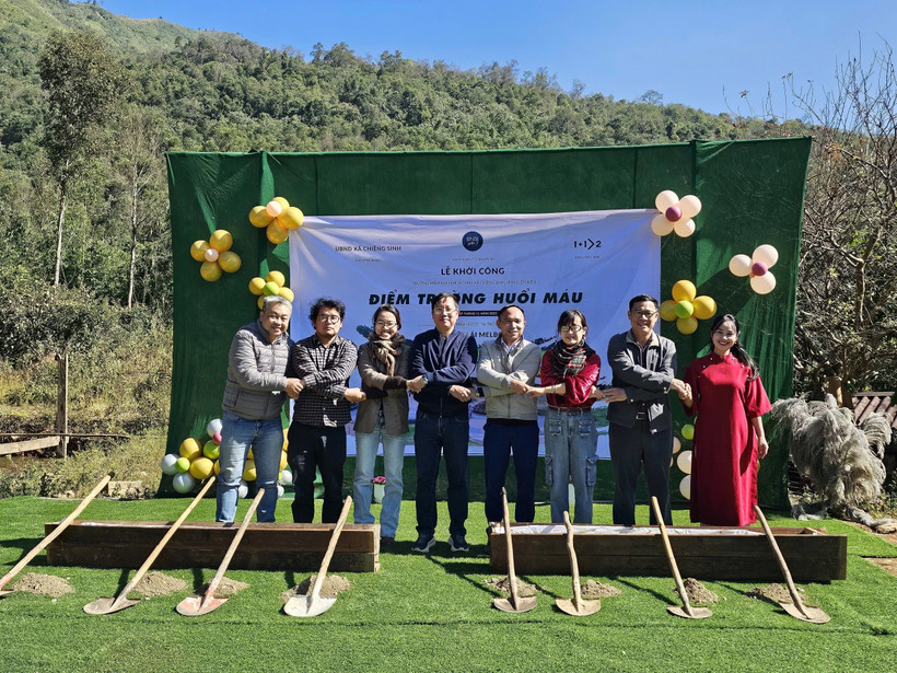 Các đồng chí lãnh đạo xã Chiềng Sinh cùng nhà tài trợ khởi công xây dựng điểm trường Huổi Máu cho học sinh con em đồng bào các dân tộc thiểu số tại địa bàn.