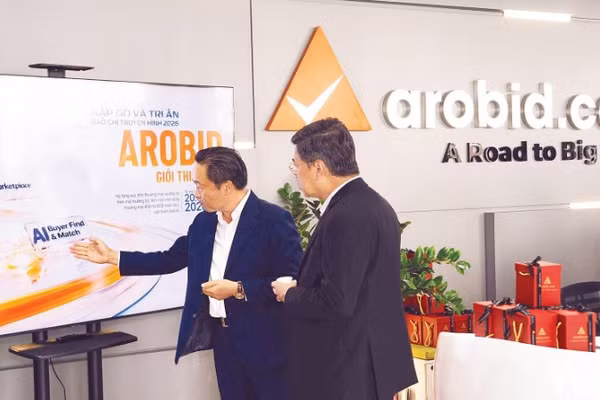 Đại diện Arobid giới thiệu về nền tảng xúc tiến thương mại và đầu tư trên môi trường số.