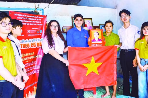 Sinh viên Trường đại học Quốc tế Hồng Bàng trao di ảnh, tặng thân nhân một gia đình liệt sĩ.