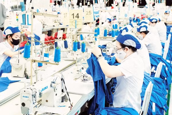 Công nhân làm việc tại một dây chuyền may mặc của Tổng Công ty cổ phần May Việt Tiến.