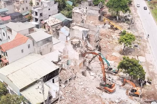 Giải phóng mặt bằng bàn giao cho đơn vị thi công đang được khẩn trương thực hiện tại phường Yên Nghĩa (Ảnh KHÁNH LÊ)